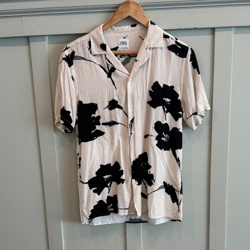 Zara Men's Cream and Black Relaxed Fit Floral Button Down Shirt